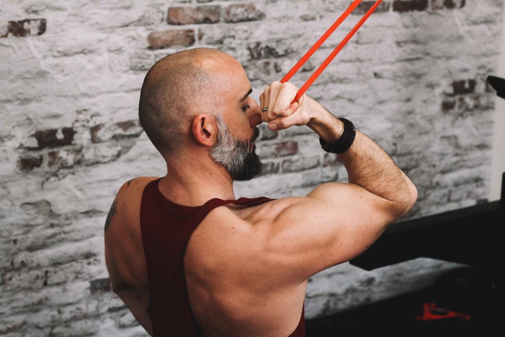 Jean aux biceps avec élastique assis
